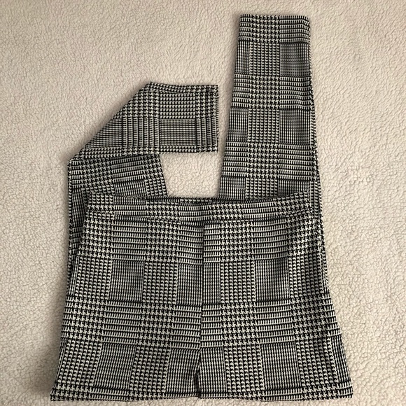 NOT FOR SALE RIGHT NOW! 
Black & White Patterned Skinny Pants. F21 Sz Lg - Picture 4 of 8
